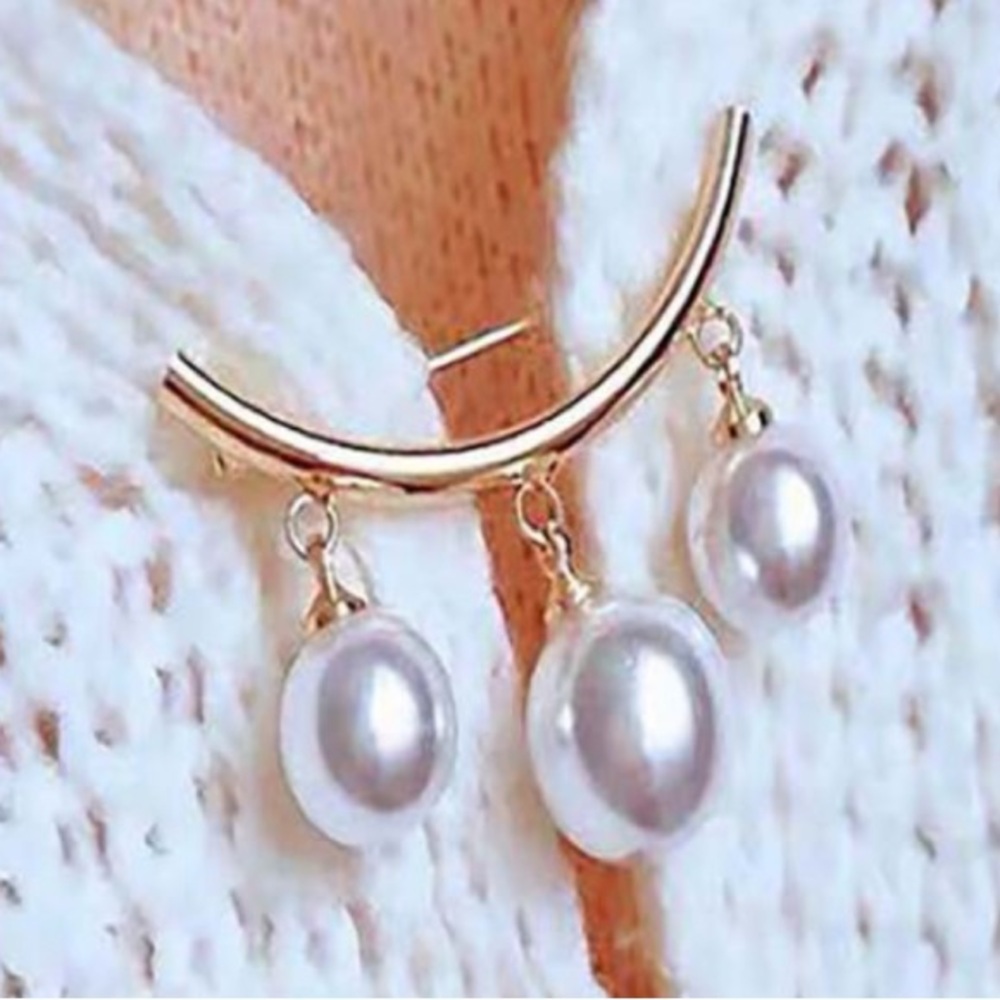 ⚪️⚪️⚪️ GOLD TONE BROOCH WITH 3 PEARL ACCENT DROPS❗️⚪️⚪️⚪️